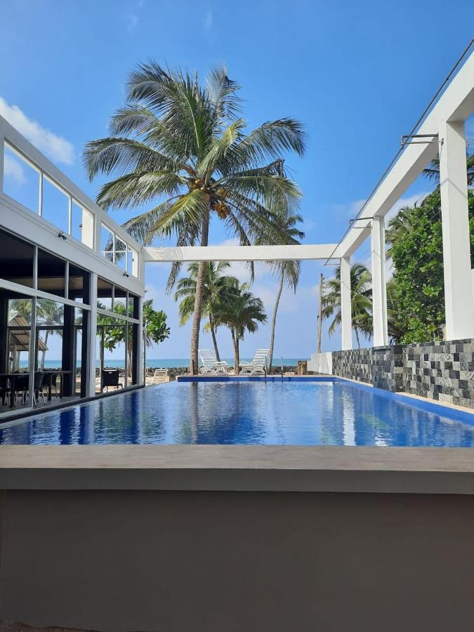 Saara Beach Hotel Marawila Ngoại thất bức ảnh
