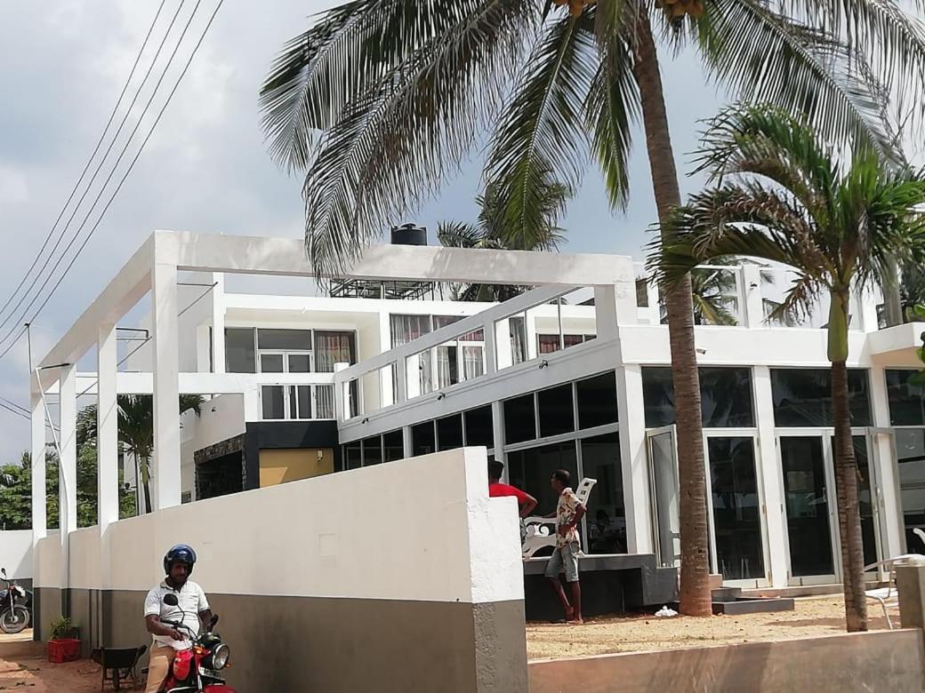 Saara Beach Hotel Marawila Ngoại thất bức ảnh