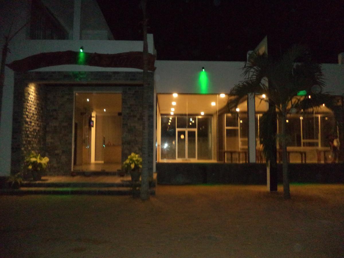 Saara Beach Hotel Marawila Ngoại thất bức ảnh