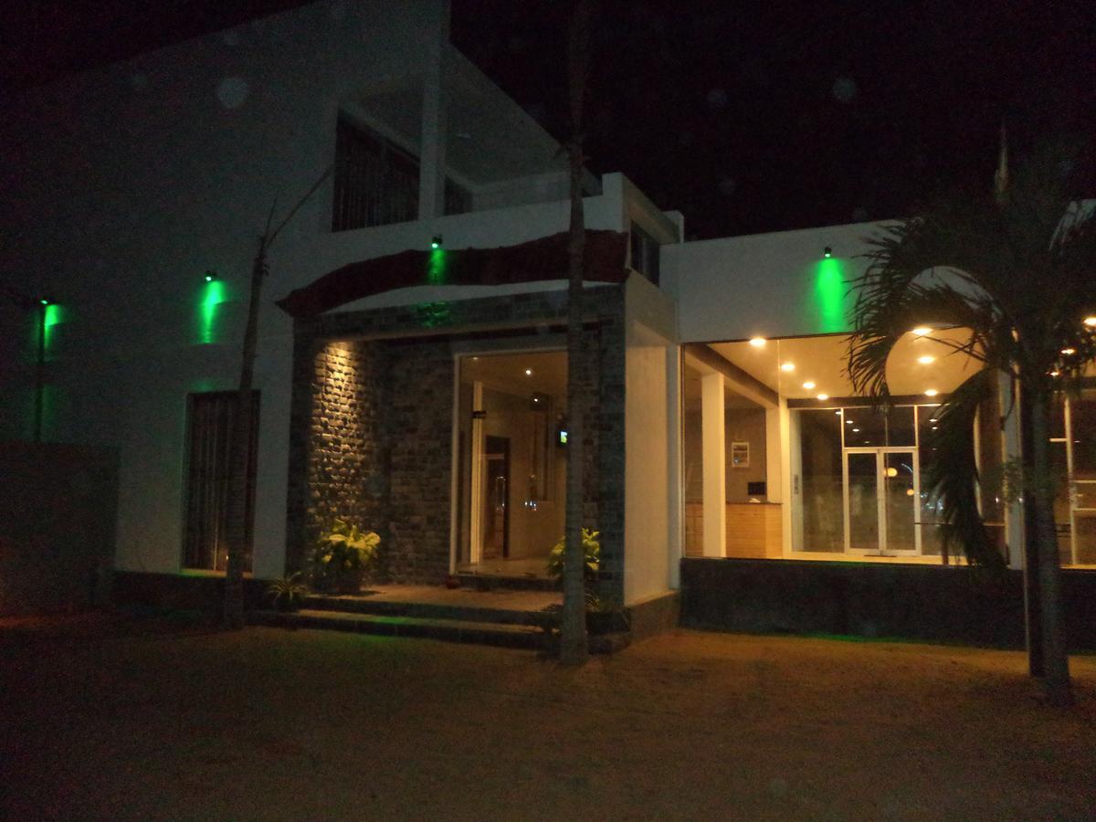 Saara Beach Hotel Marawila Ngoại thất bức ảnh