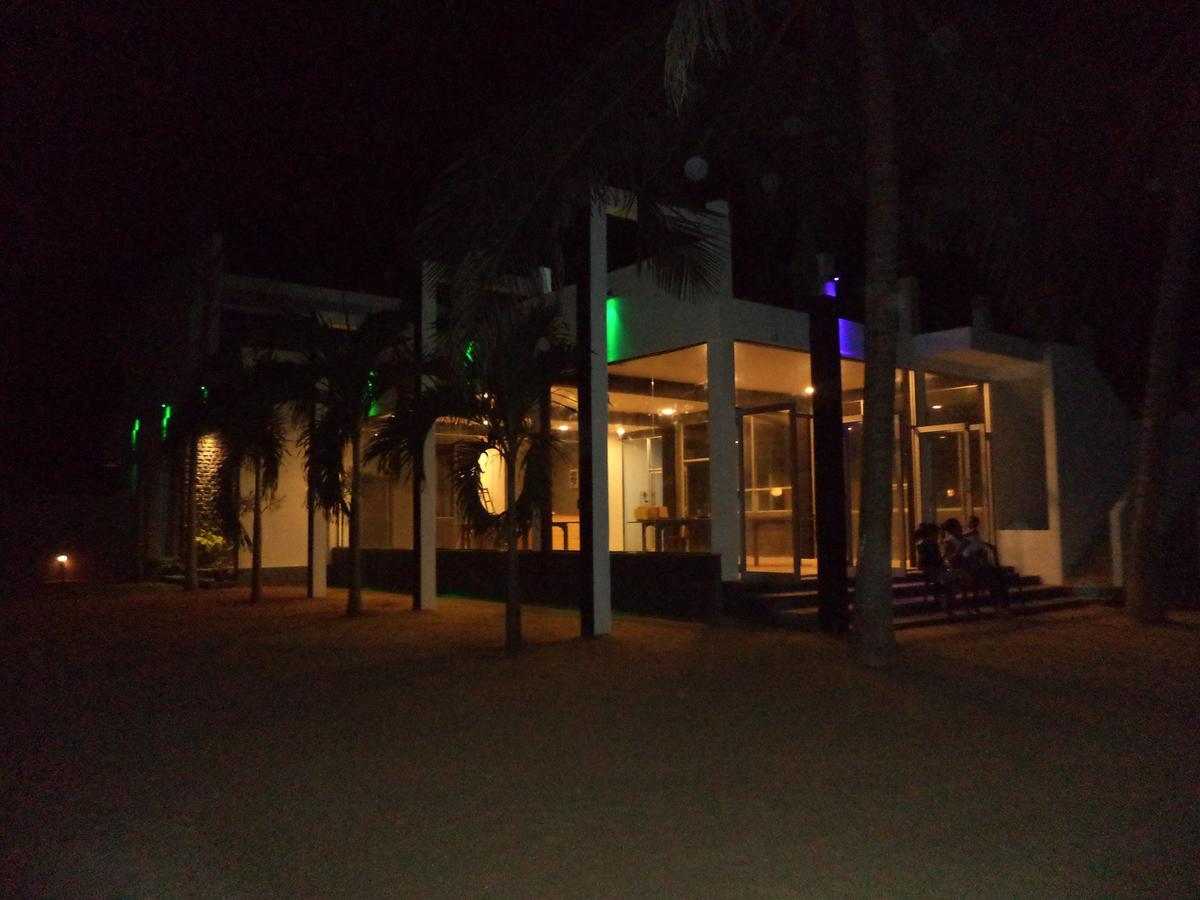 Saara Beach Hotel Marawila Ngoại thất bức ảnh