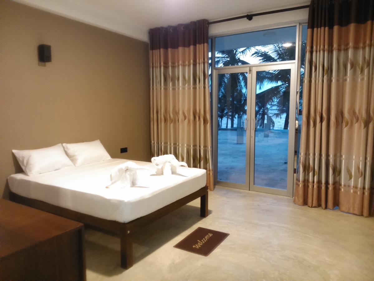 Saara Beach Hotel Marawila Ngoại thất bức ảnh