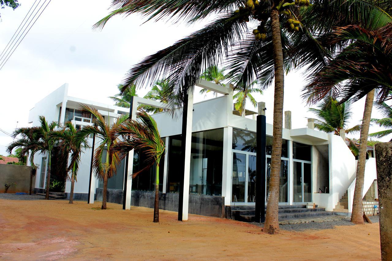 Saara Beach Hotel Marawila Ngoại thất bức ảnh