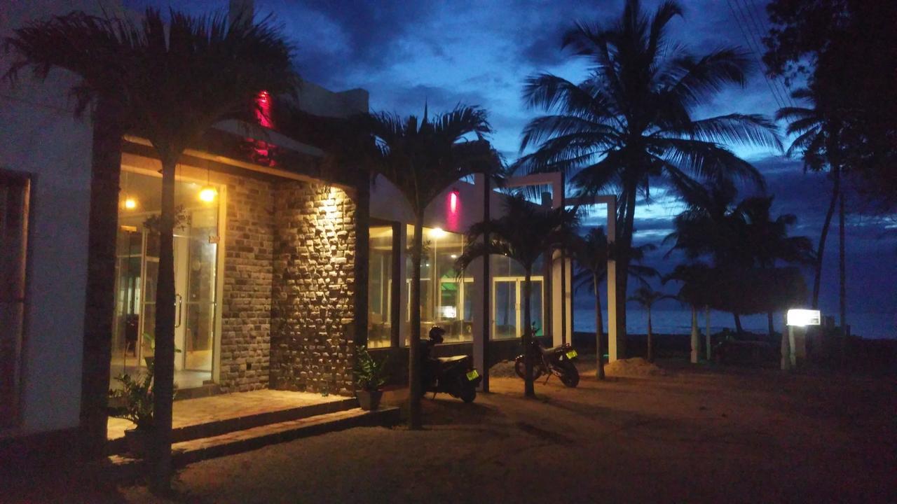 Saara Beach Hotel Marawila Ngoại thất bức ảnh
