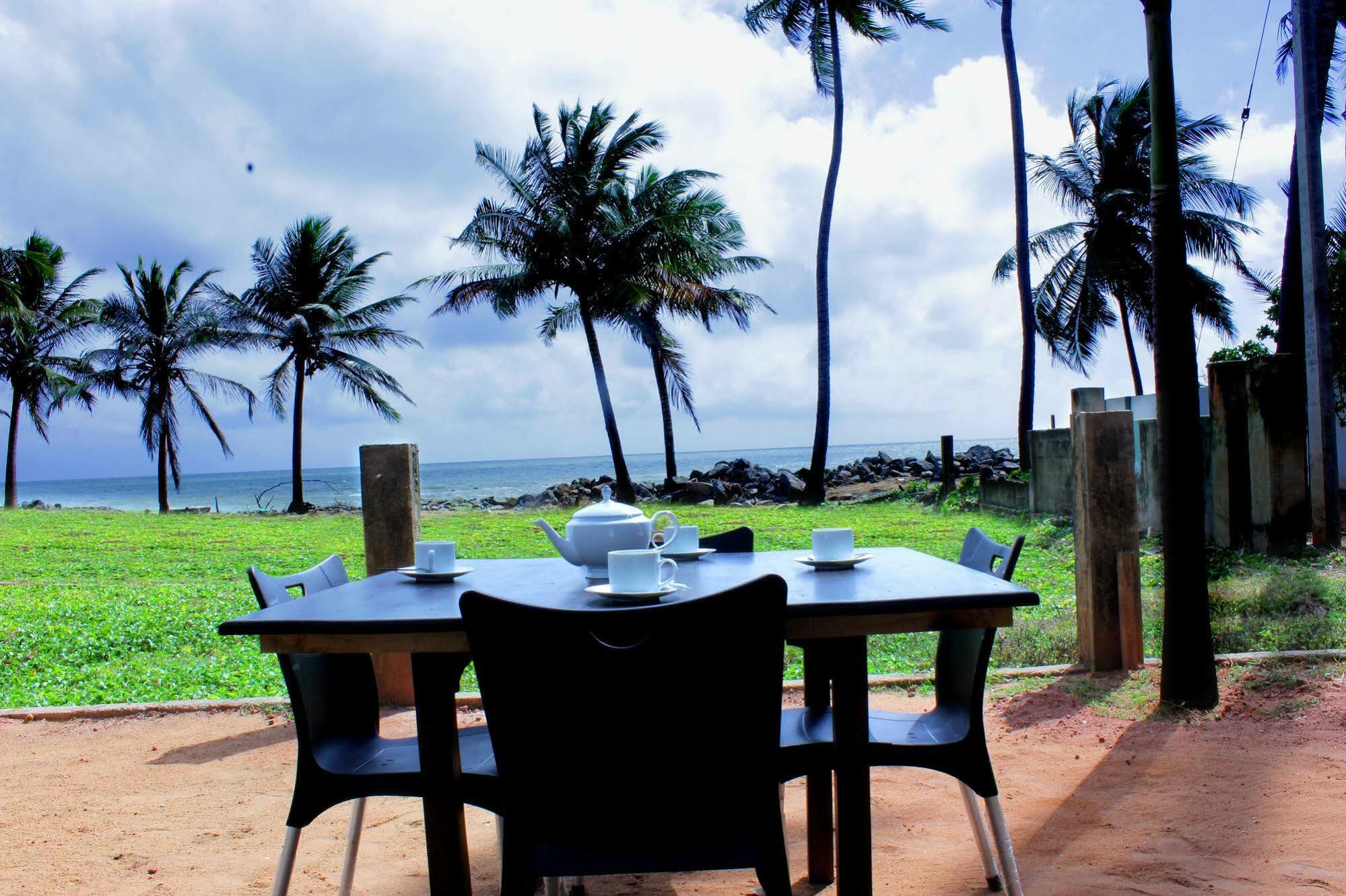 Saara Beach Hotel Marawila Ngoại thất bức ảnh