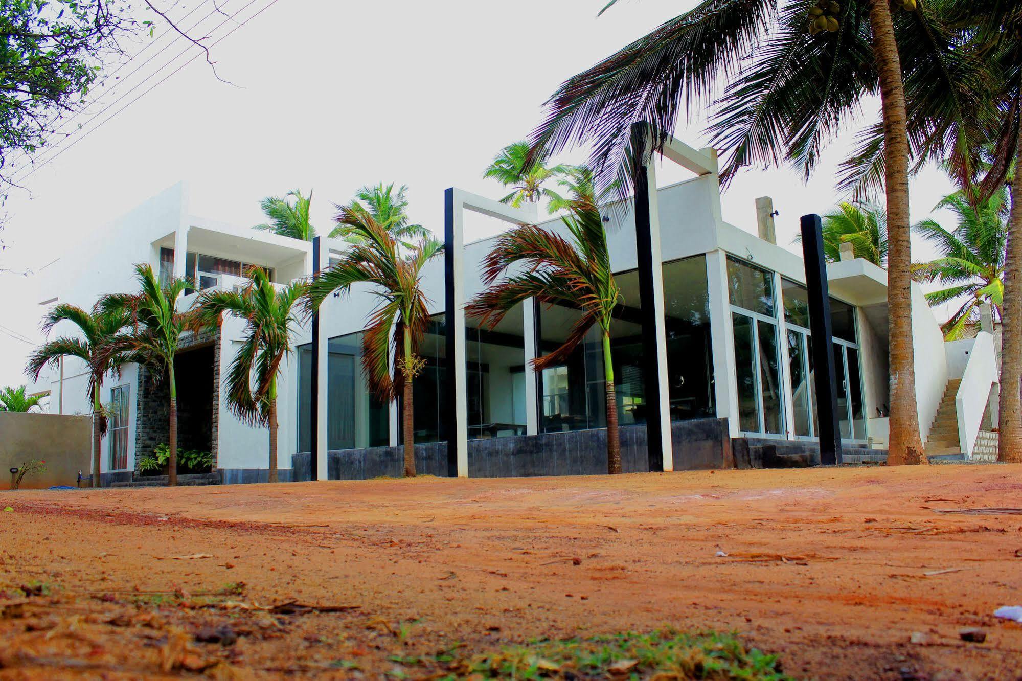 Saara Beach Hotel Marawila Ngoại thất bức ảnh