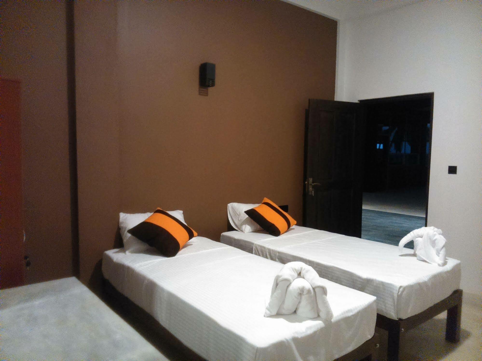 Saara Beach Hotel Marawila Ngoại thất bức ảnh