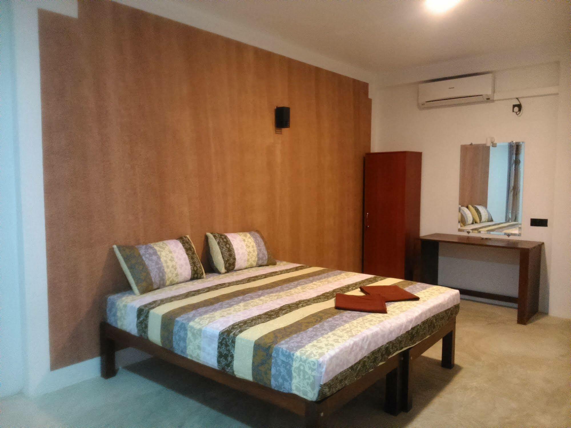 Saara Beach Hotel Marawila Ngoại thất bức ảnh