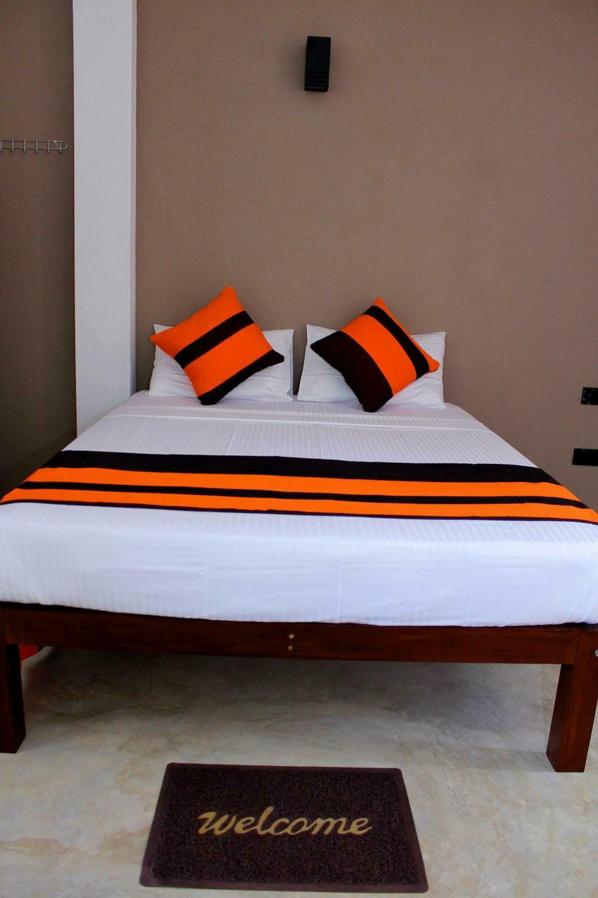 Saara Beach Hotel Marawila Ngoại thất bức ảnh
